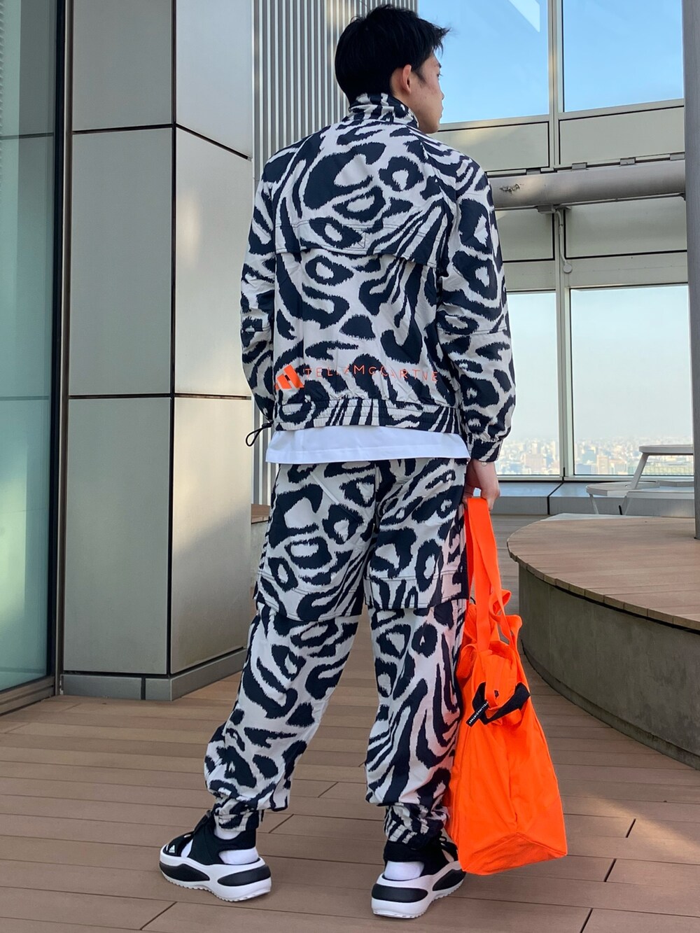 「トートバッグ、セットアップ、adidas、ジャージ、アディダス、ステラマッカートニー、アニマルプリント、厚底サンダル、adidas by Stella McCartney」｜「adidas by Stella McCartneyのadidas by Stella McCartney ウーブンプリント トラックトップ / アディダス adidas（ナイロンジャケット、グレー系）」を使った、YKさん（メンズ・177cm）の春コーディネートの4枚目の写真