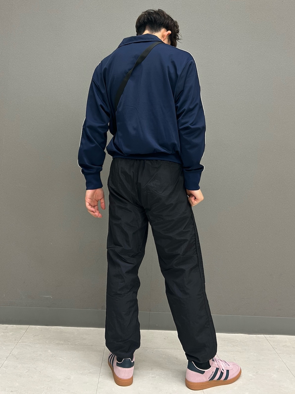 ブルー系のジャージ、ホワイト系のTシャツ/カットソー、ブラック系のその他パンツを着用したメンズの春コーディネートの4枚目の写真