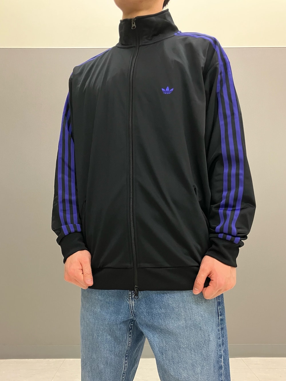 「スニーカー、adidas、ジャージ、アディダス、adidas originals、トラックジャケット、アディダスオリジナルス、ベッケンバウアー、トラックトップ、ガゼル」｜「adidasのトラックジャケット（ジェンダーニュートラル）（ジャージ、ブラック系）」を使った、YKさん（メンズ・177cm）の春コーディネートの5枚目の写真