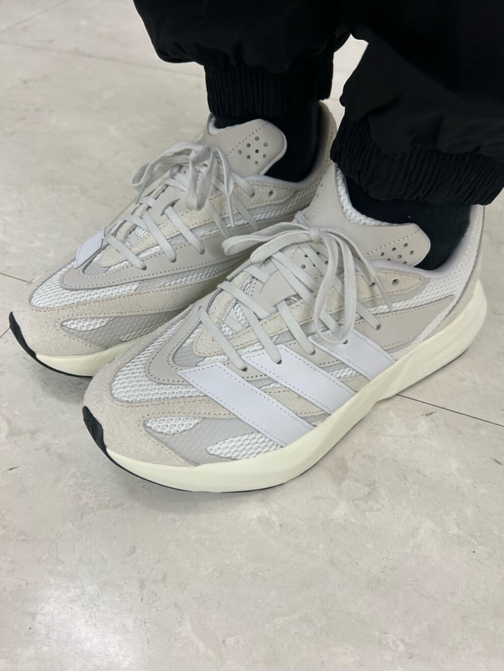 ホワイト系のTシャツ/カットソー、ホワイト系のTシャツ/カットソー、ブラック系のパンツを着用したメンズの春コーディネートの4枚目の写真