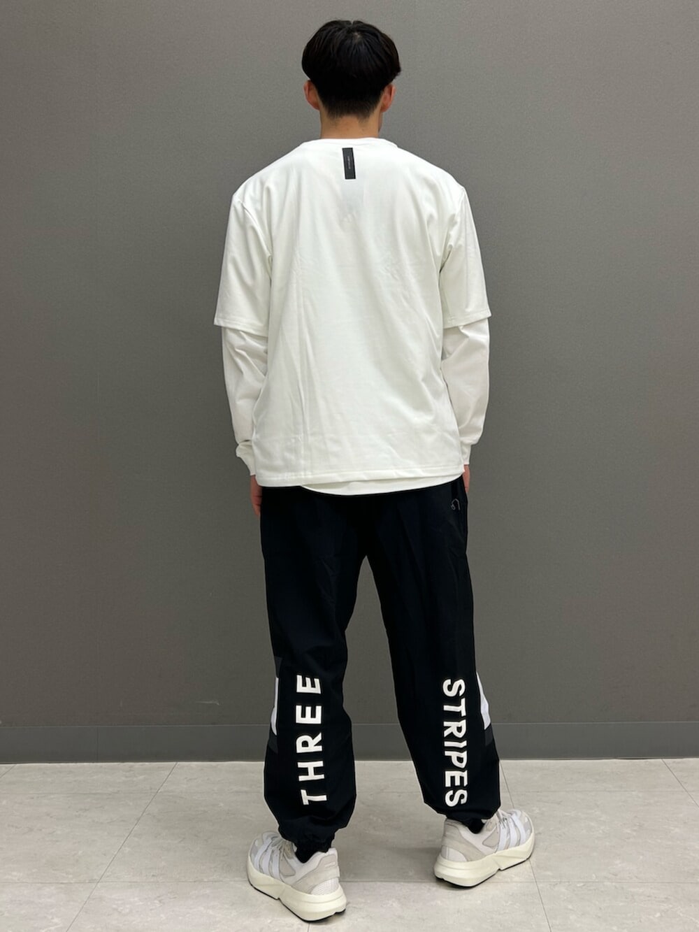 ホワイト系のTシャツ/カットソー、ホワイト系のTシャツ/カットソー、ブラック系のパンツを着用したメンズの春コーディネートの3枚目の写真