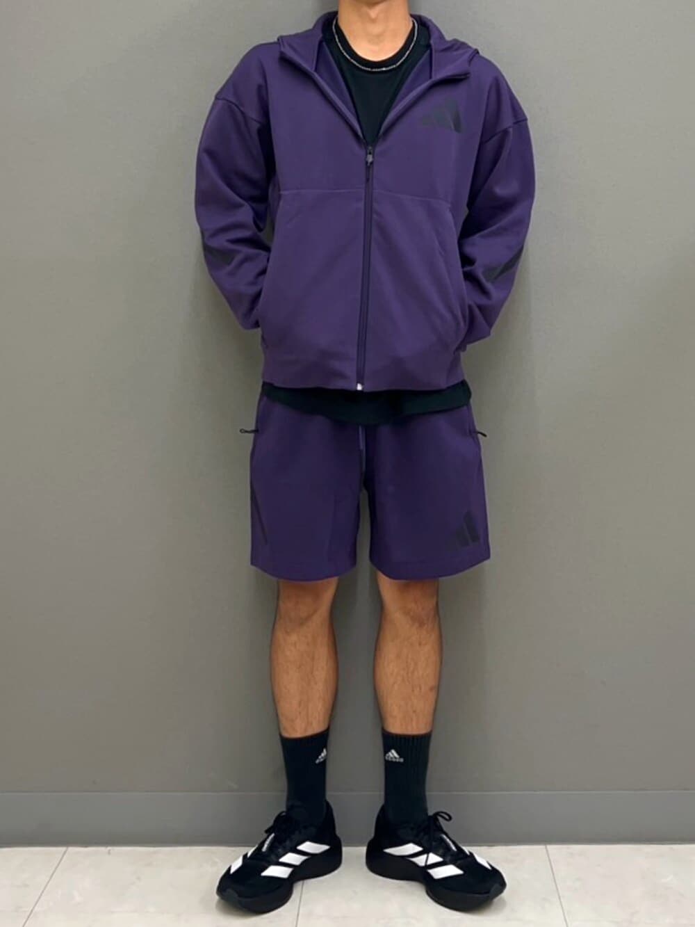 パープル系のパーカー、ブラック系のTシャツ/カットソー、パープル系のパンツを着用したメンズの秋コーディネートの2枚目の写真