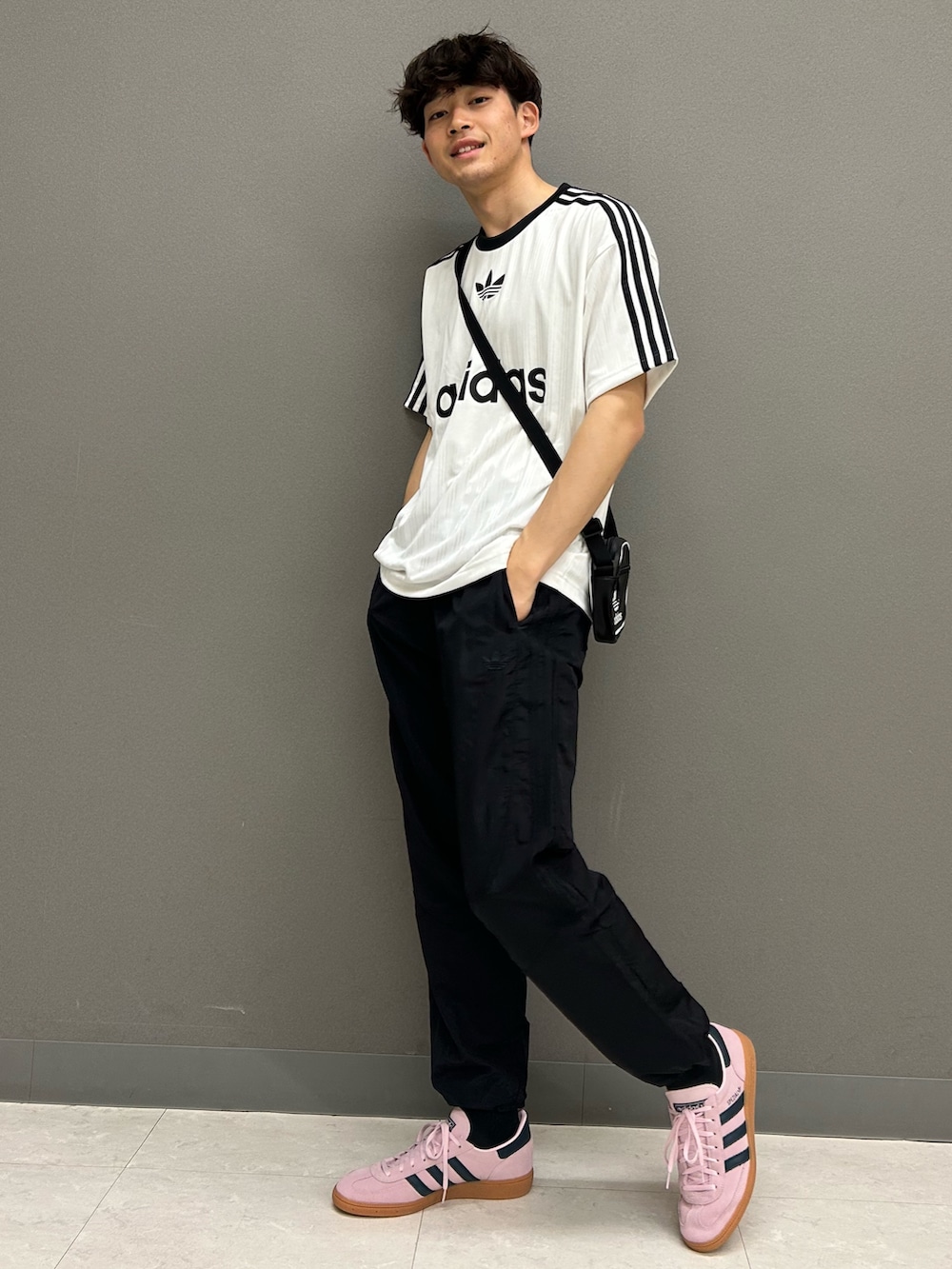 ブルー系のジャージ、ホワイト系のTシャツ/カットソー、ブラック系のその他パンツを着用したメンズの春コーディネートの3枚目の写真