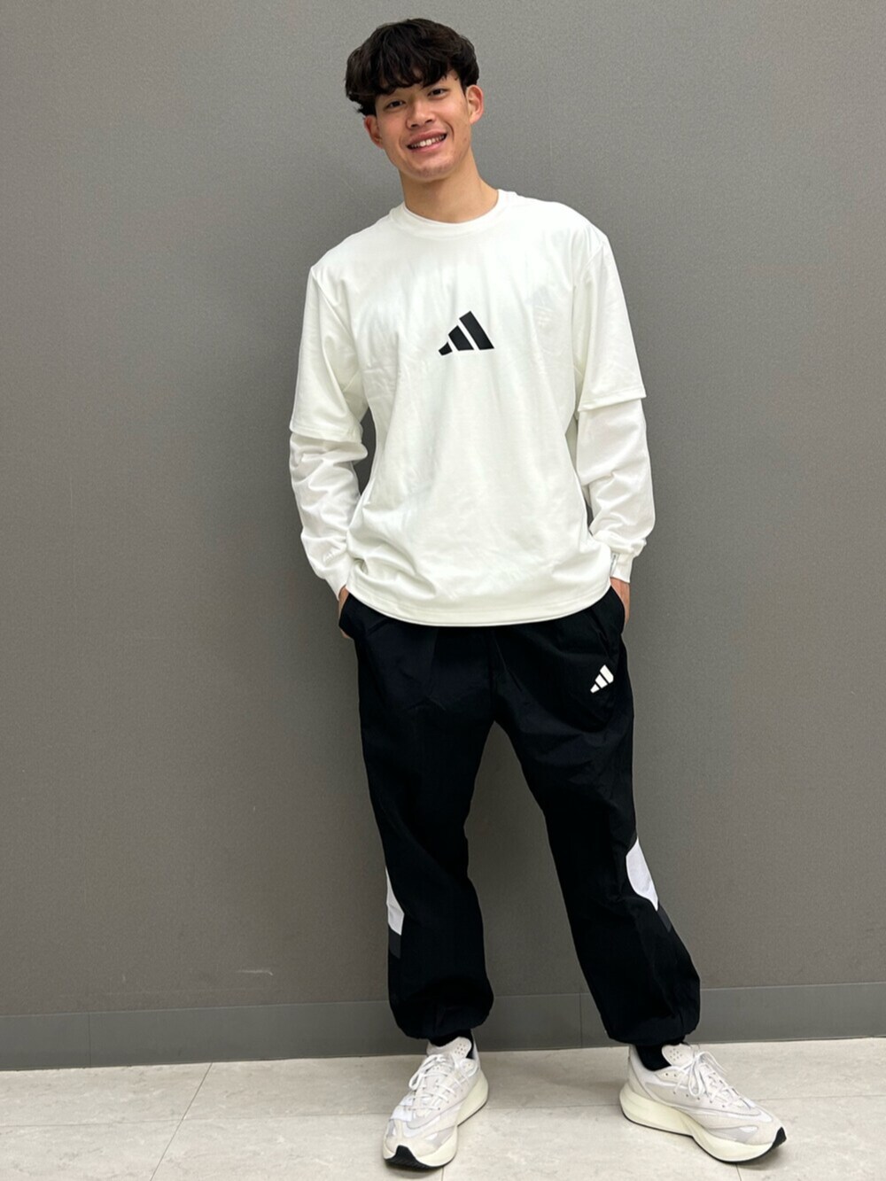 ホワイト系のTシャツ/カットソー、ホワイト系のTシャツ/カットソー、ブラック系のパンツを着用したメンズの春コーディネートの2枚目の写真