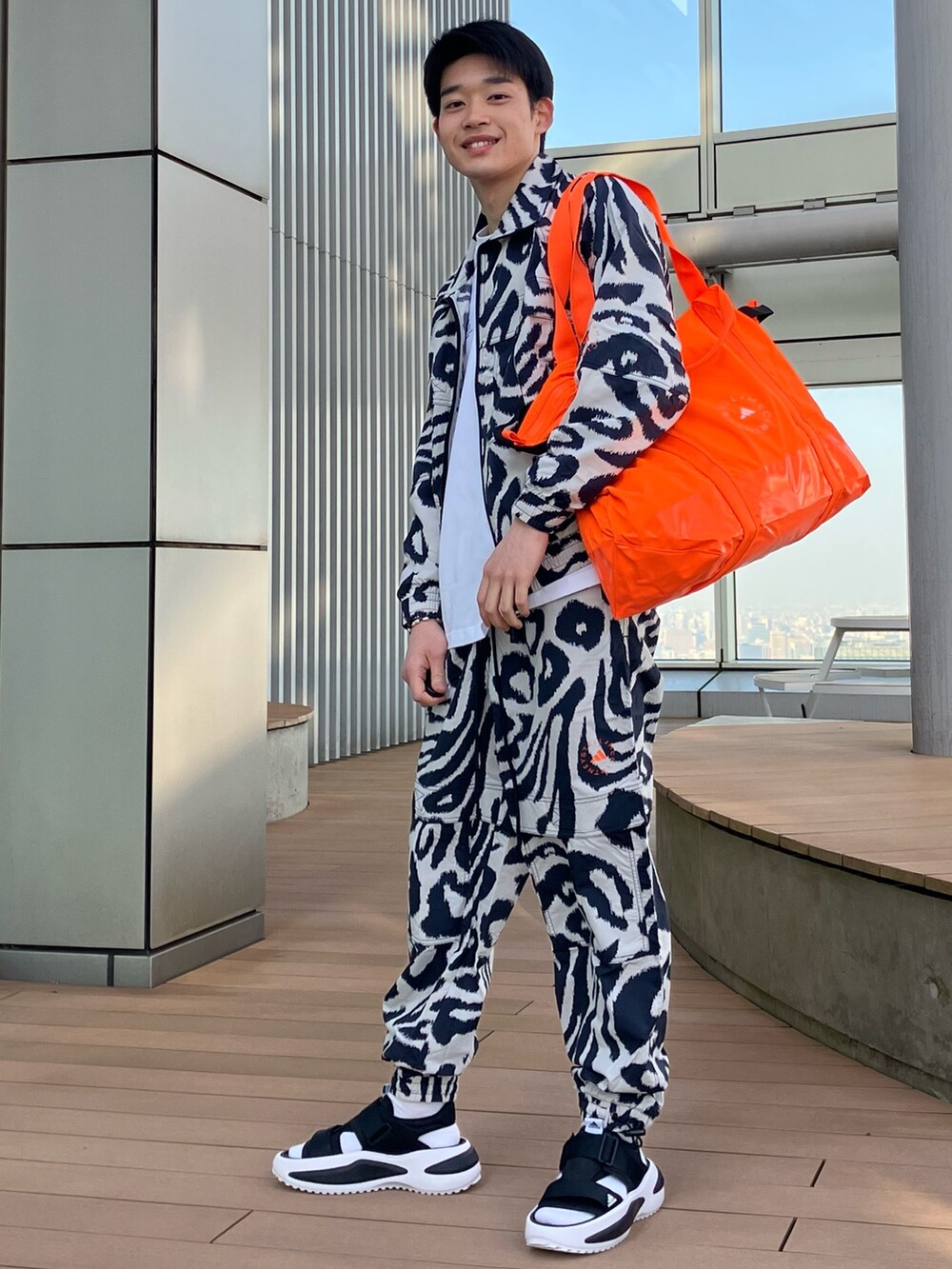 「トートバッグ、セットアップ、adidas、ジャージ、アディダス、ステラマッカートニー、アニマルプリント、厚底サンダル、adidas by Stella McCartney」｜「adidas by Stella McCartneyのadidas by Stella McCartney ウーブンプリント トラックトップ / アディダス adidas（ナイロンジャケット、グレー系）」を使った、YKさん（メンズ・177cm）の春コーディネートの3枚目の写真