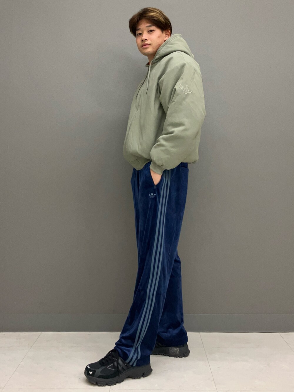 「スニーカー、ジャケット、アウター、adidas、アディダス、トラックパンツ、adidas originals、ボンバージャケット、アディダスオリジナルス、レスポンス」｜「adidasのシュムーフォイル ナイロンキャンバスジャケット/ アディダスオリジナルス adidas Originals（ダウンジャケット/コート、グリーン系）」を使った、YKさん（メンズ・177cm）の秋コーディネートの2枚目の写真