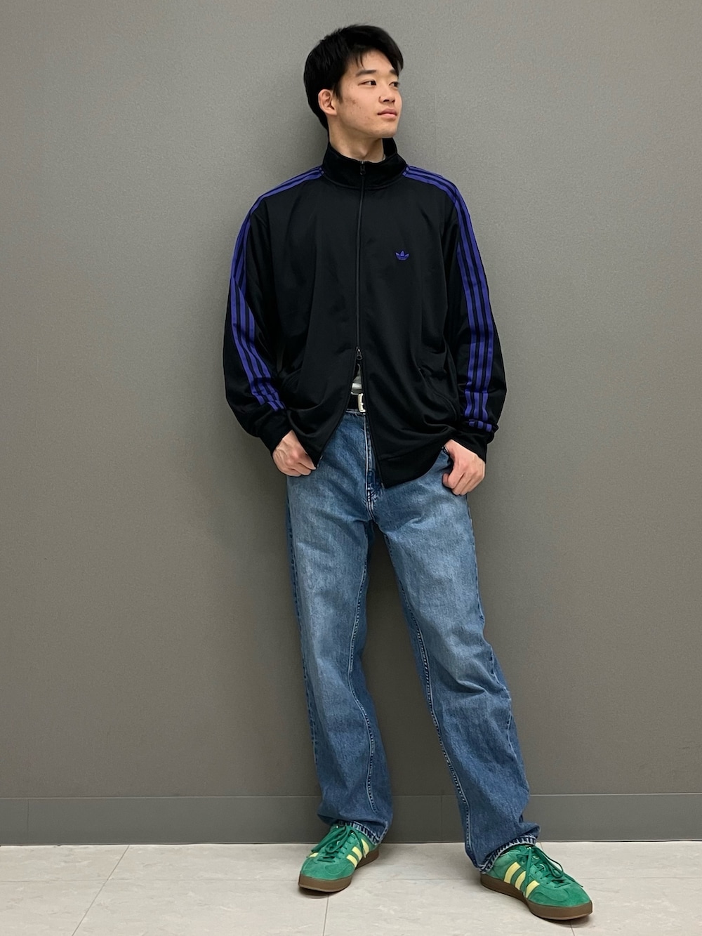 「スニーカー、adidas、ジャージ、アディダス、adidas originals、トラックジャケット、アディダスオリジナルス、ベッケンバウアー、トラックトップ、ガゼル」｜「adidasのトラックジャケット（ジェンダーニュートラル）（ジャージ、ブラック系）」を使った、YKさん（メンズ・177cm）の春コーディネートの4枚目の写真