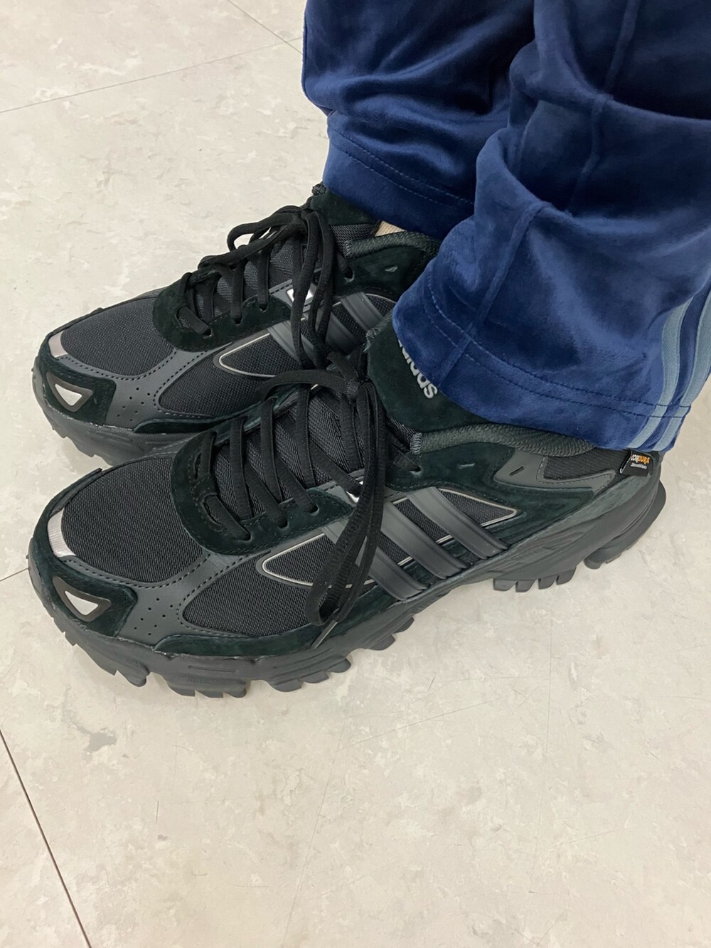 「スニーカー、ジャケット、アウター、adidas、アディダス、トラックパンツ、adidas originals、ボンバージャケット、アディダスオリジナルス、レスポンス」｜「adidasのシュムーフォイル ナイロンキャンバスジャケット/ アディダスオリジナルス adidas Originals（ダウンジャケット/コート、グリーン系）」を使った、YKさん（メンズ・177cm）の秋コーディネートの4枚目の写真