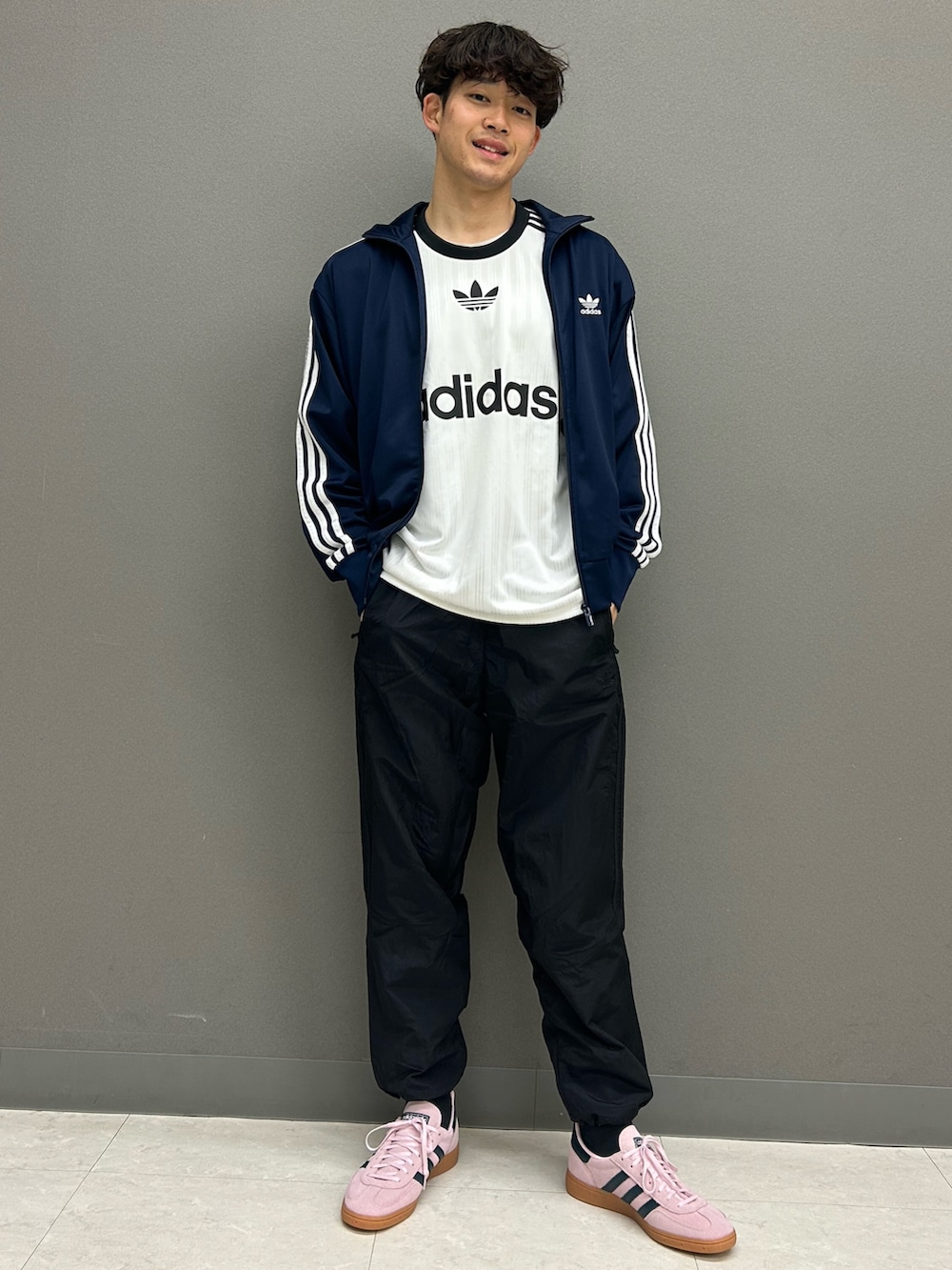 ブルー系のジャージ、ホワイト系のTシャツ/カットソー、ブラック系のその他パンツを着用したメンズの春コーディネートの2枚目の写真