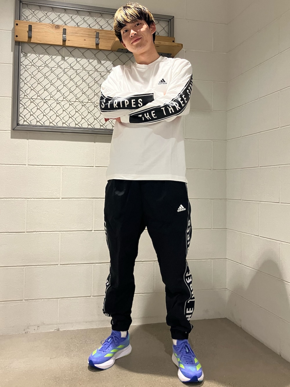 ホワイト系のTシャツ/カットソー、ブルー系のシューズ、ブラック系のその他パンツを着用したメンズの秋コーディネートの2枚目の写真