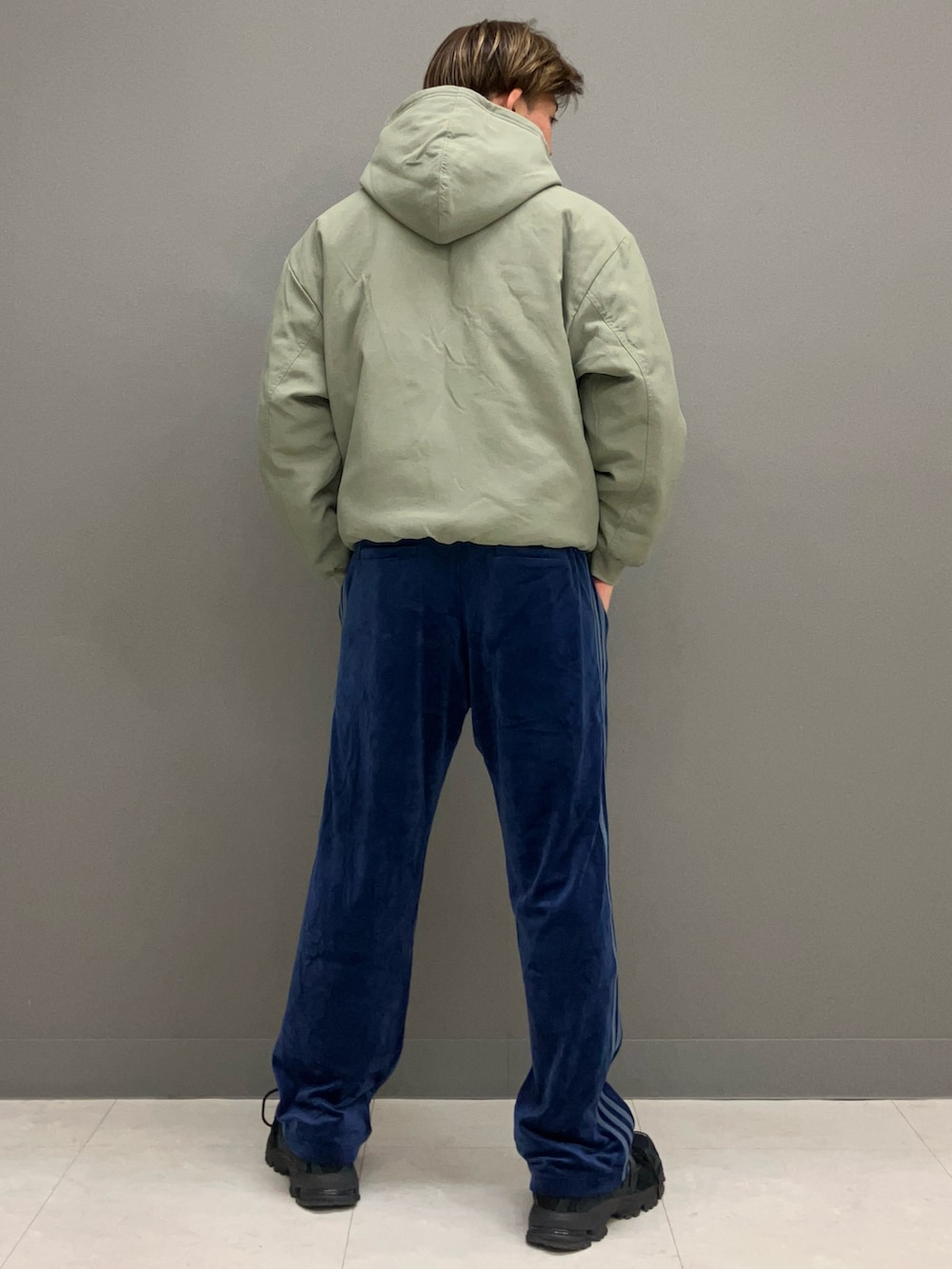 「スニーカー、ジャケット、アウター、adidas、アディダス、トラックパンツ、adidas originals、ボンバージャケット、アディダスオリジナルス、レスポンス」｜「adidasのシュムーフォイル ナイロンキャンバスジャケット/ アディダスオリジナルス adidas Originals（ダウンジャケット/コート、グリーン系）」を使った、YKさん（メンズ・177cm）の秋コーディネートの3枚目の写真
