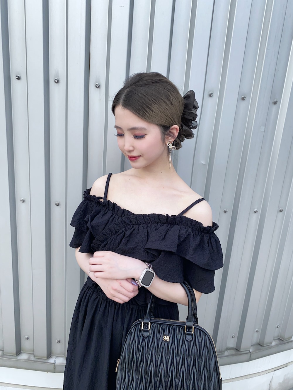 「お出かけコーデ、おしゃれさんと繋がりたい、休日スタイル、INGNI、INGNIコーデ、ブラックコーデ、ワンピース、夏コーデ、ママファッション、サンダル、ボストンバッグ、大人カジュアル、スタッフコーデ」｜「INGNIの厚底ビジューバックルサンダル（サンダル、ブラック系）」を使った、𝒩𝒜𝒩𝒜さん（骨格ウェーブ・レディース・160cm）の春コーディネートの3枚目の写真