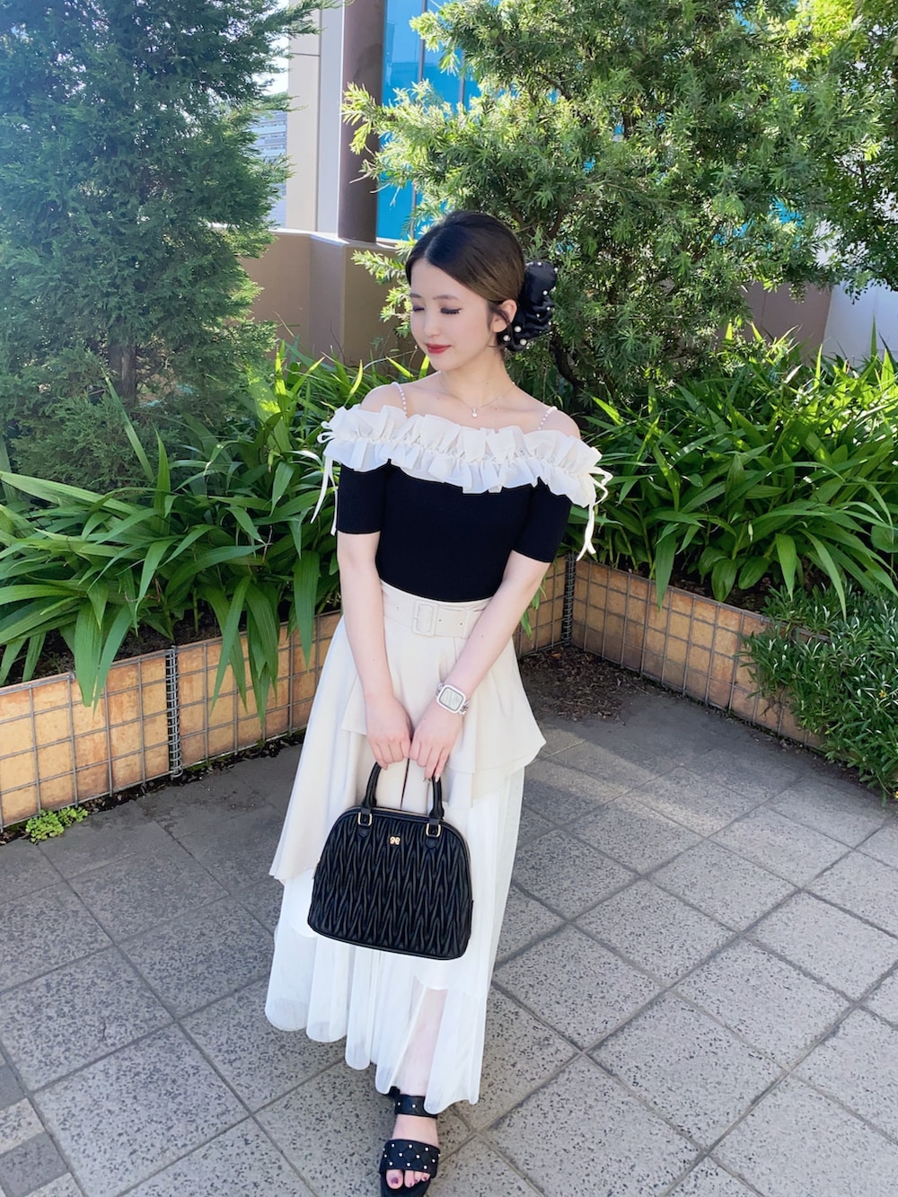 「夏コーデ、お出かけコーデ、お洒落さんとつながりたい、大人かわいい、オトナカワイイ、オフショル、INGNI、INGNIコーデ、デート、デートコーデ」｜「INGNIの肩パールオフショル半袖ニット（ニット/セーター、ブラック系）」を使った、𝒩𝒜𝒩𝒜さん（骨格ウェーブ・レディース・160cm）の夏コーディネートの2枚目の写真