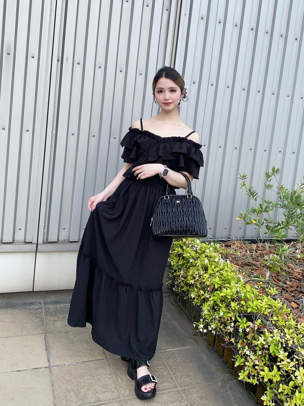「お出かけコーデ、おしゃれさんと繋がりたい、休日スタイル、INGNI、INGNIコーデ、ブラックコーデ、ワンピース、夏コーデ、ママファッション、サンダル、ボストンバッグ、大人カジュアル、スタッフコーデ」｜「INGNIの厚底ビジューバックルサンダル（サンダル、ブラック系）」を使った、𝒩𝒜𝒩𝒜さん（骨格ウェーブ・レディース・160cm）の春コーディネートの2枚目の写真