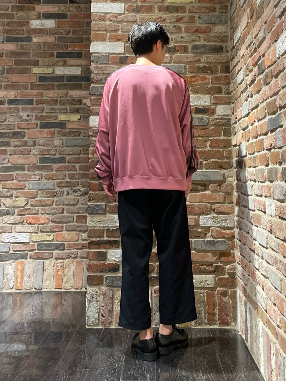 「今日のコーデ、ゆるコーデ、大人カジュアル、リラックススタイル、低身長、ビックシルエット、ootd、スウェット、NEEDLES、ピンク、ワイドパンツ、KLEMAN、革靴、古着、古着MIX」｜「NeedlesのTrack Crew Neck Shirt - Poly Smooth（Tシャツ/カットソー、ピンク系）」を使った、Makiさん（メンズ・168cm）の夏コーディネートの2枚目の写真