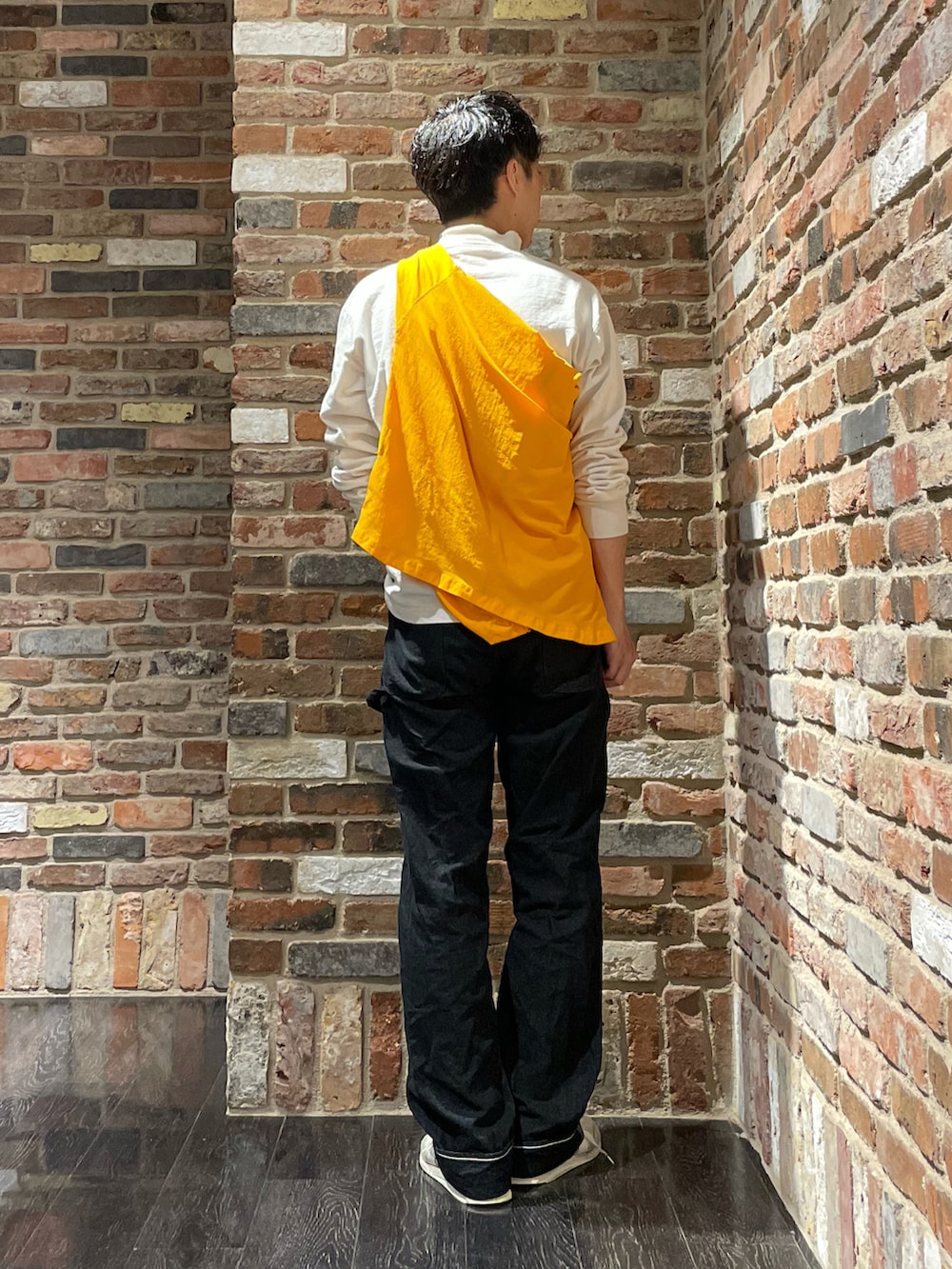 「オトナカジュアル、大人コーデ、ゆるコーデ、大人カジュアル、Tシャツ、ラフ、今日のコーデ、ootd、スニーカー、夏コーデ、たすき掛け、黄色、ジャーマントレーナー、カジュアル、ペインターパンツ」｜「nanamicaのアイテム（ジャケット/アウター、イエロー系）」を使った、Makiさん（メンズ・168cm）の夏コーディネートの3枚目の写真