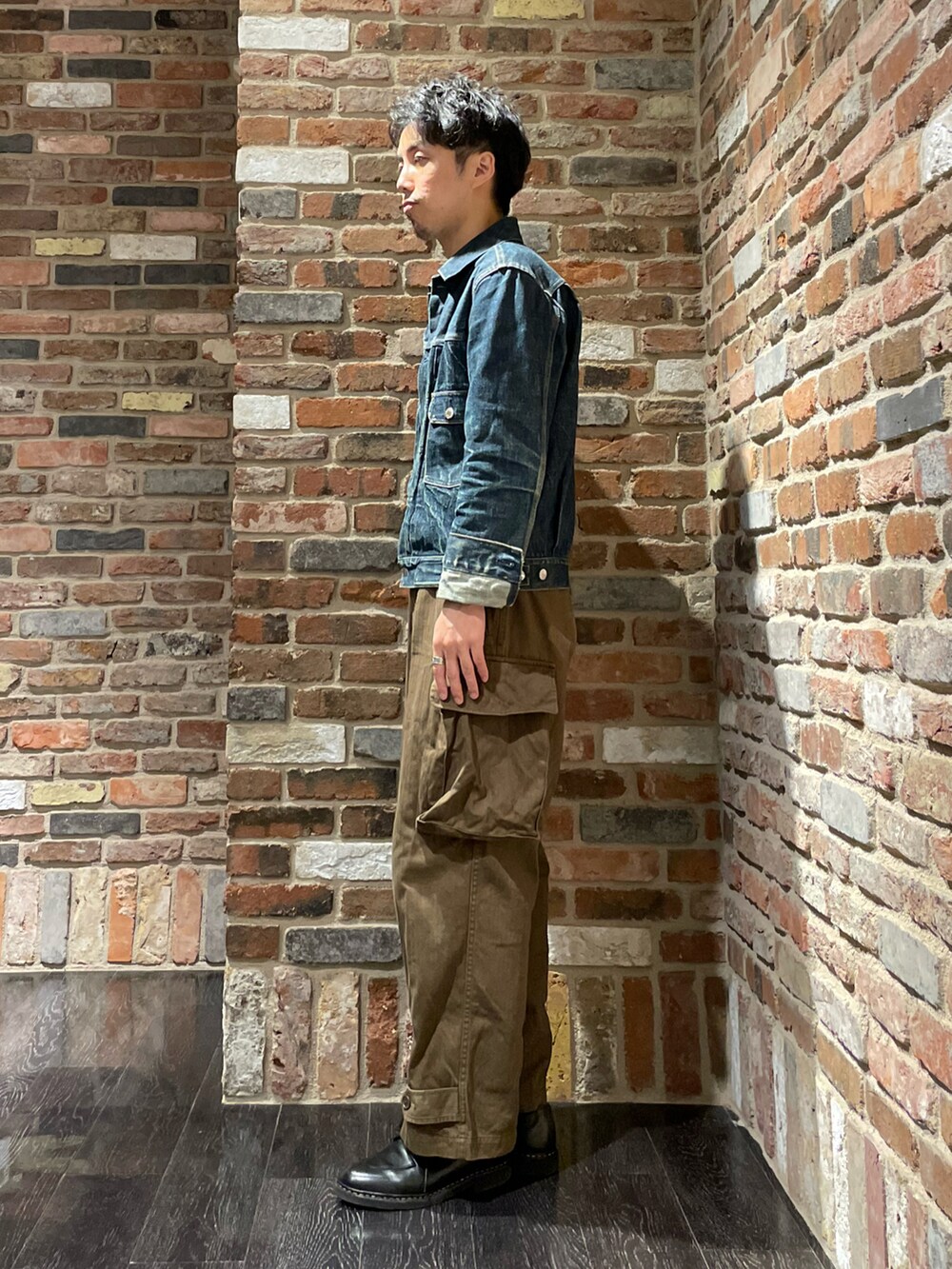 「大人カジュアル、お出かけコーデ、デニム、デニムジャケット、ワーク、シンプルコーデ、カーゴパンツ、ootd、ボーダー、革靴、オトナカジュアル、アズーロエマローネ、シンプル、カジュアル」｜「NANO universeのLB.03/「LUCEBER別注」M47カーゴパンツ（カーゴパンツ、ブラウン系）」を使った、Makiさん（メンズ・168cm）の夏コーディネートの2枚目の写真