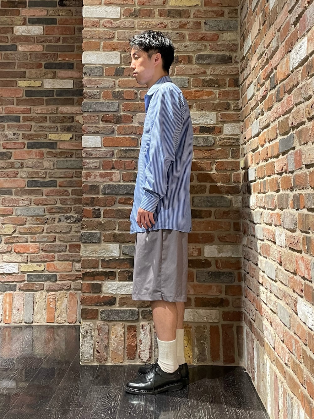 「夏コーデ、休日スタイル、夏、オーバーサイズ、カジュアル、オトナカジュアル、シャツスタイル、ootd、ワイドパンツ、大人カジュアル、ショートパンツ、ストライプ、革靴、ハーフパンツ」｜「RED KAPのアイテム（シャツ/ブラウス、ブルー系）」を使った、Makiさん（メンズ・168cm）の夏コーディネートの2枚目の写真