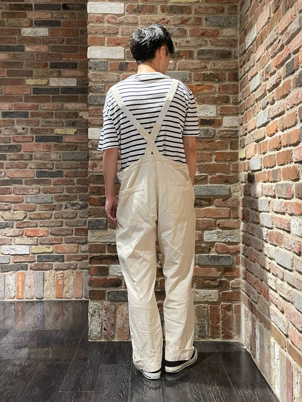 ホワイト系のTシャツ/カットソー、ホワイト系のサロペット/オーバーオール、ブラック系のスニーカーを着用したメンズの夏コーディネートの3枚目の写真