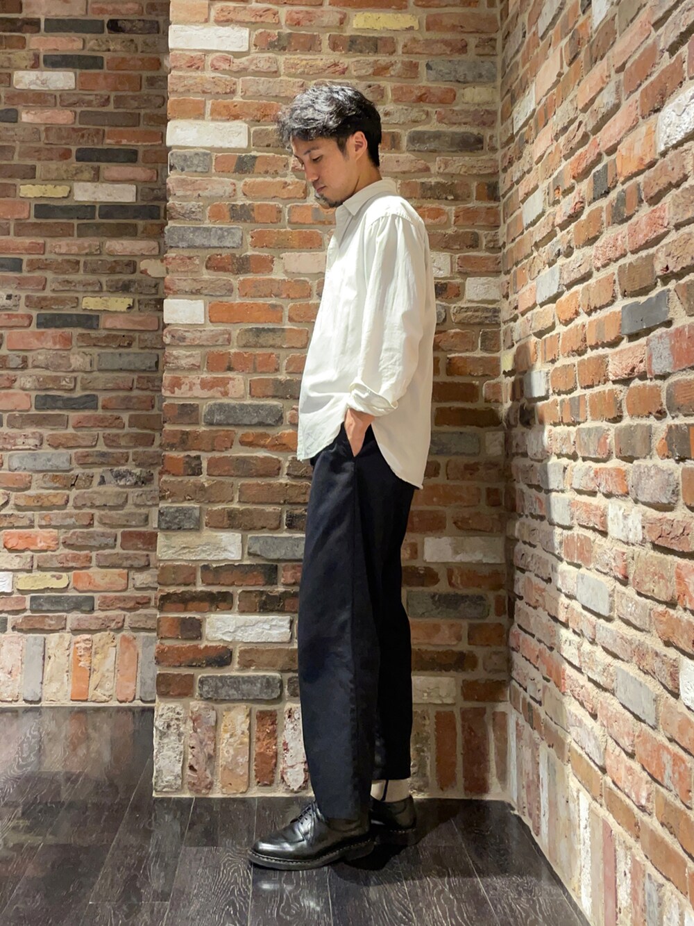 「アツいコーデ全部見せ、今日のコーデ、ootd、シンプルコーデ、古着MIX、低身長コーデ、シンプルスタイル、オトナカジュアル、大人カジュアル、モノトーン、シャツスタイル、カジュアル、きれいめカジュアル、ワイドパンツ、革靴」｜「NANO universeのLB.03/ガスボイルオックスレギュラーカラーギャザーシャツ（シャツ/ブラウス、ホワイト系）」を使った、Makiさん（メンズ・168cm）の夏コーディネートの2枚目の写真