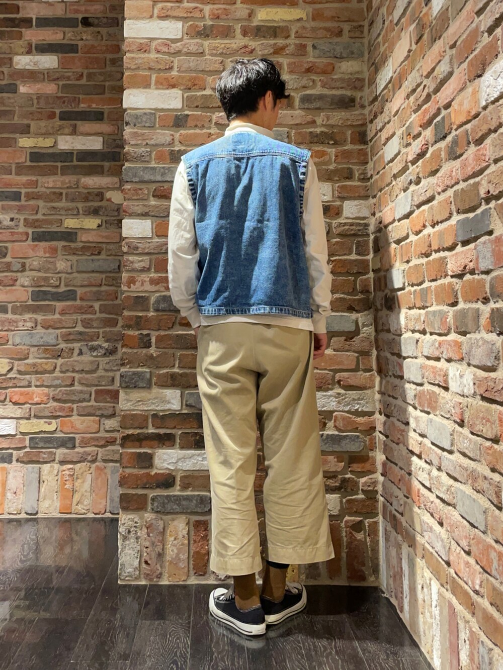「アツいコーデ全部見せ、シンプルコーデ、オトナカジュアル、大人カジュアル、今日のコーデ、ootd、夏だ！Tシャツ着よう！、デニム、お出かけコーデ、ベスト、コンバース、スニーカー、アメカジ、カジュアル、カジュアルコーデ」｜「VINTAGEのアイテム（ベスト、ブルー系）」を使った、Makiさん（メンズ・168cm）の夏コーディネートの3枚目の写真