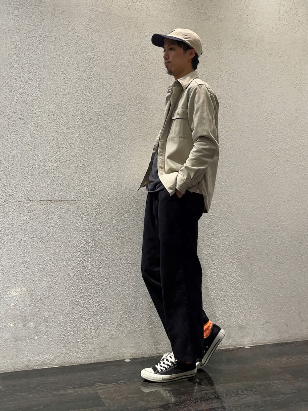 「カジュアル、カジュアルコーデ、アメカジ、秋コーデ、ootd、今日のコーデ、ワイドパンツ、オトナカジュアル、キャップ、古着MIX、converse」｜「NANO universeのアイテム（Tシャツ/カットソー、ブラック系）」を使った、Makiさん（メンズ・168cm）の秋コーディネートの2枚目の写真