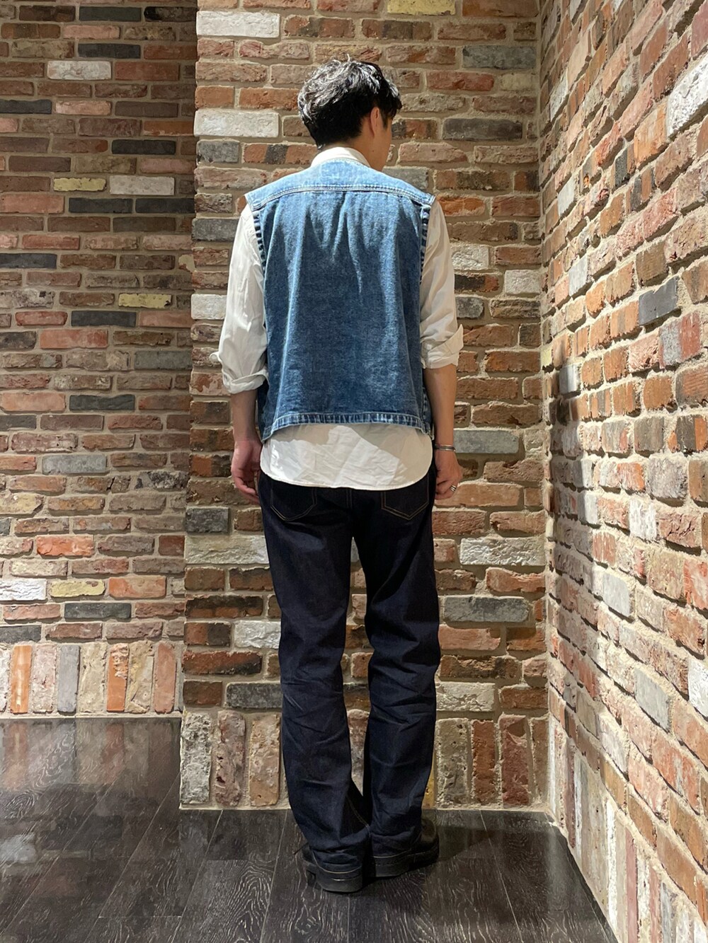 「カジュアル、カジュアルコーデ、メンズコーデ、シャツスタイル、デニム、低身長、大人カジュアル、古着、古着MIX、ベスト、オトナカジュアル、革靴、白シャツ」｜「VINTAGEのアイテム（ベスト、ブルー系）」を使った、Makiさん（メンズ・168cm）の夏コーディネートの2枚目の写真