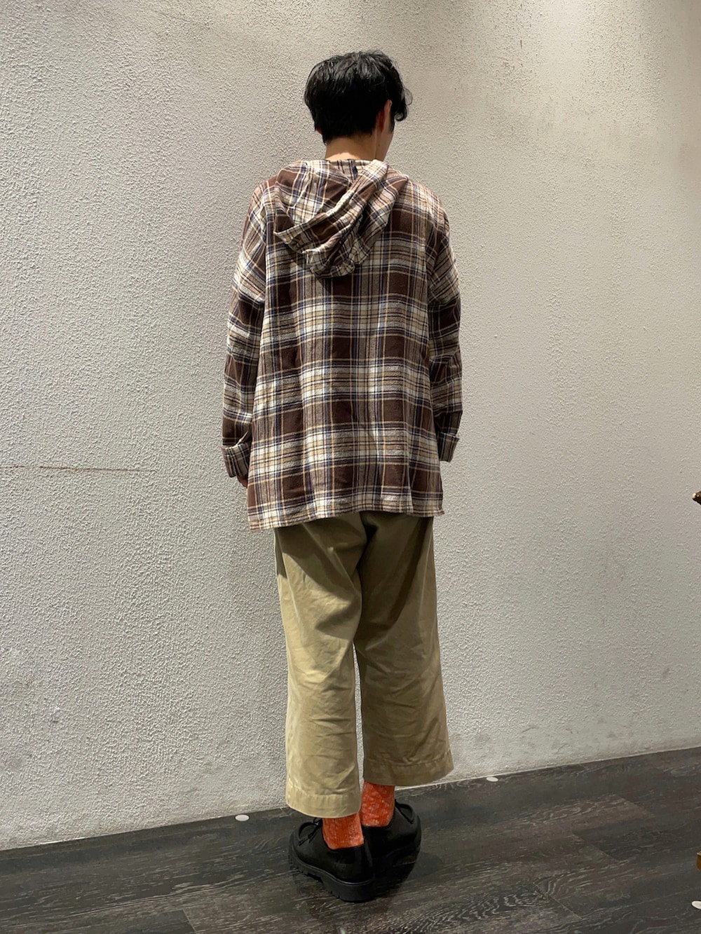 「秋コーデ、オトナカジュアル、ビッグシルエット、カジュアルコーデ、休日コーデ、ootd、今日のコーデ、ゆるコーデ、ブラウン、チェック、カジュアル、パーカー」｜「South2 West8のアイテム（トップス、ブラウン系）」を使った、Makiさん（メンズ・168cm）の夏コーディネートの2枚目の写真