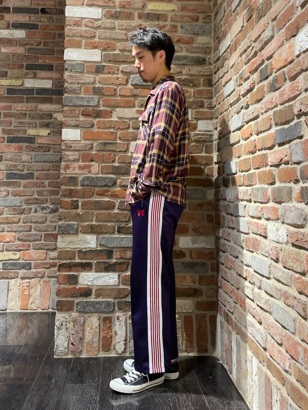「オトナカジュアル、大人カジュアル、リラックススタイル、スニーカー、今日のコーデ、ootd、シャツスタイル、チェック、トラックパンツ、NEEDLES、カジュアル、スポーティ、オープンカラーシャツ、カットオフ」｜「Needlesのアイテム（シャツ/ブラウス、ブラウン系）」を使った、Makiさん（メンズ・168cm）の夏コーディネートの2枚目の写真