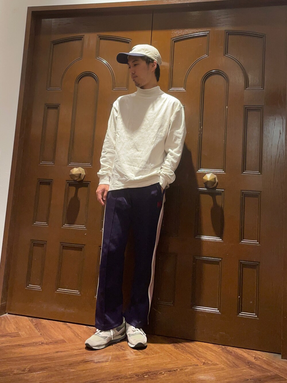 「オトナカジュアル、カジュアル、ストリートMIX、秋コーデ、キャップ、今日のコーデ、ootd、スニーカーコーデ、NEEDLES、トラックパンツ、パープル、ベージュ」｜「CAMBERのアイテム（トップス、ホワイト系）」を使った、Makiさん（メンズ・168cm）の秋コーディネートの2枚目の写真
