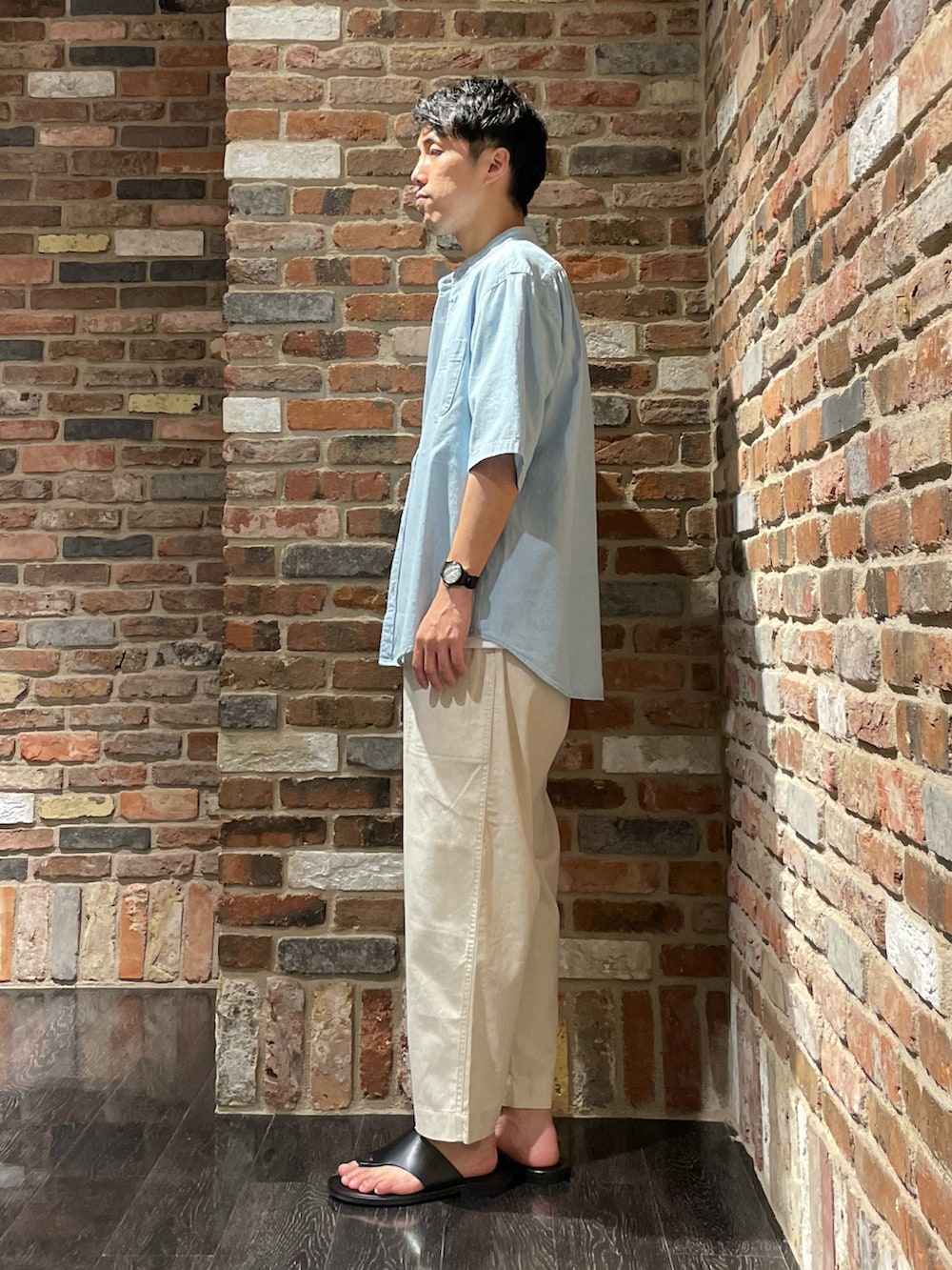 「オトナカジュアル、リラックススタイル、ゆるコーデ、大人カジュアル、オーバーサイズ、シャツ、淡色コーデ、シャツスタイル、休日コーデ、デニムシャツ、白パンツ、リネンパンツ、カジュアル」｜「NANO universeのデニムバンドカラーギャザーシャツ（シャツ/ブラウス、ブルー系）」を使った、Makiさん（メンズ・168cm）の夏コーディネートの3枚目の写真