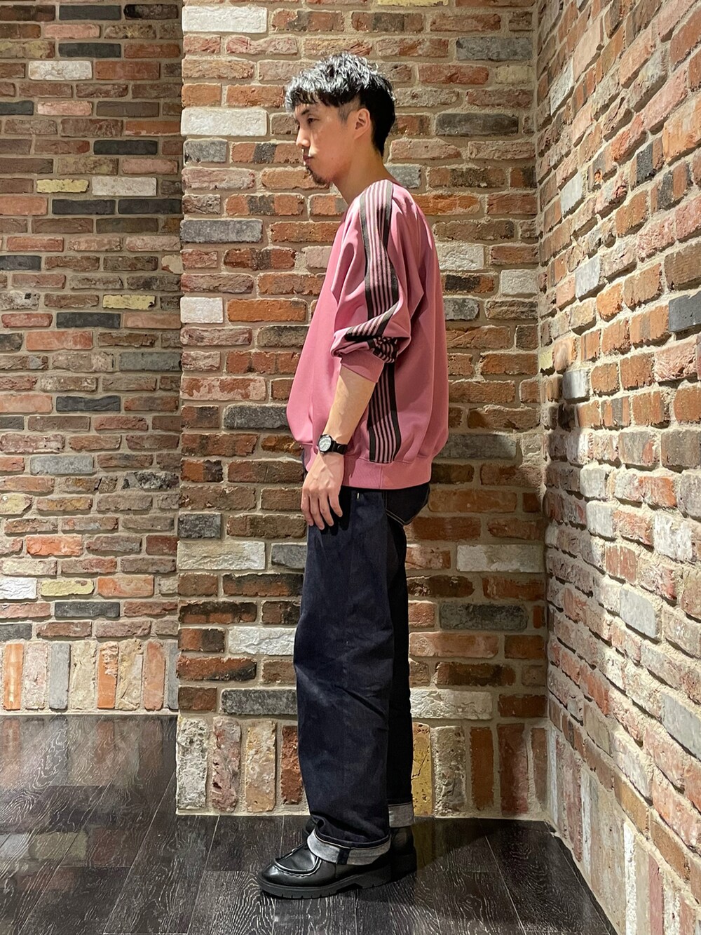 「オトナカジュアル、休日スタイル、シンプルコーデ、カジュアル、ビッグシルエット、今日のコーデ、ootd、デニム、スウェット、シンプル、NEEDLES、ピンク」｜「NeedlesのTrack Crew Neck Shirt - Poly Smooth（Tシャツ/カットソー、ピンク系）」を使った、Makiさん（メンズ・168cm）の夏コーディネートの2枚目の写真