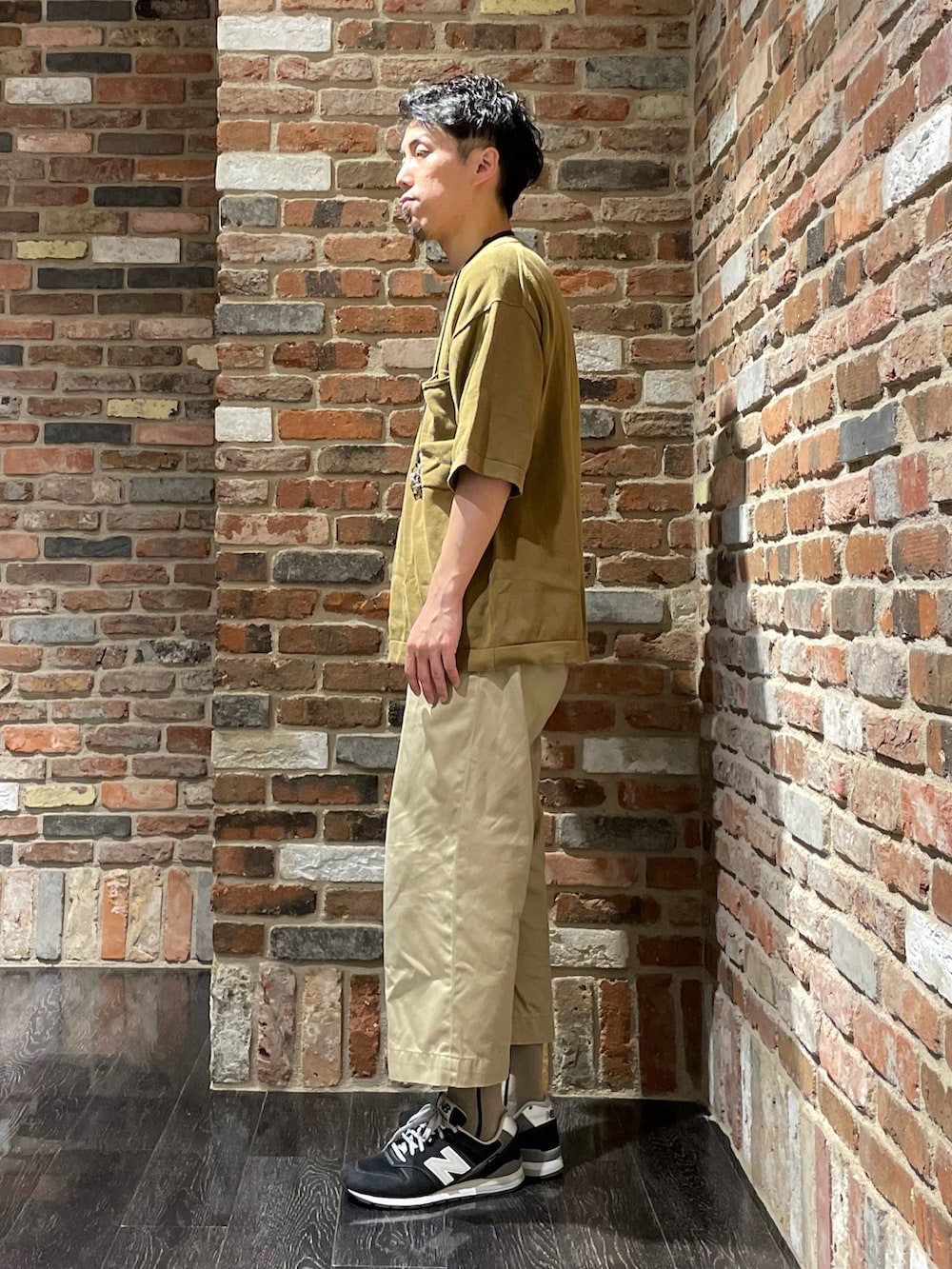 「夏、夏コーデ、休日スタイル、カジュアルコーデ、スニーカー、シンプルコーデ、スニーカーコーデ、ootd、リラックススタイル、サマーニット、ニット、チノパン、New Balance、ゴアテックス、オトナカジュアル」｜「crepusculeのアイテム（ニット/セーター、グリーン系）」を使った、Makiさん（メンズ・168cm）の夏コーディネートの2枚目の写真