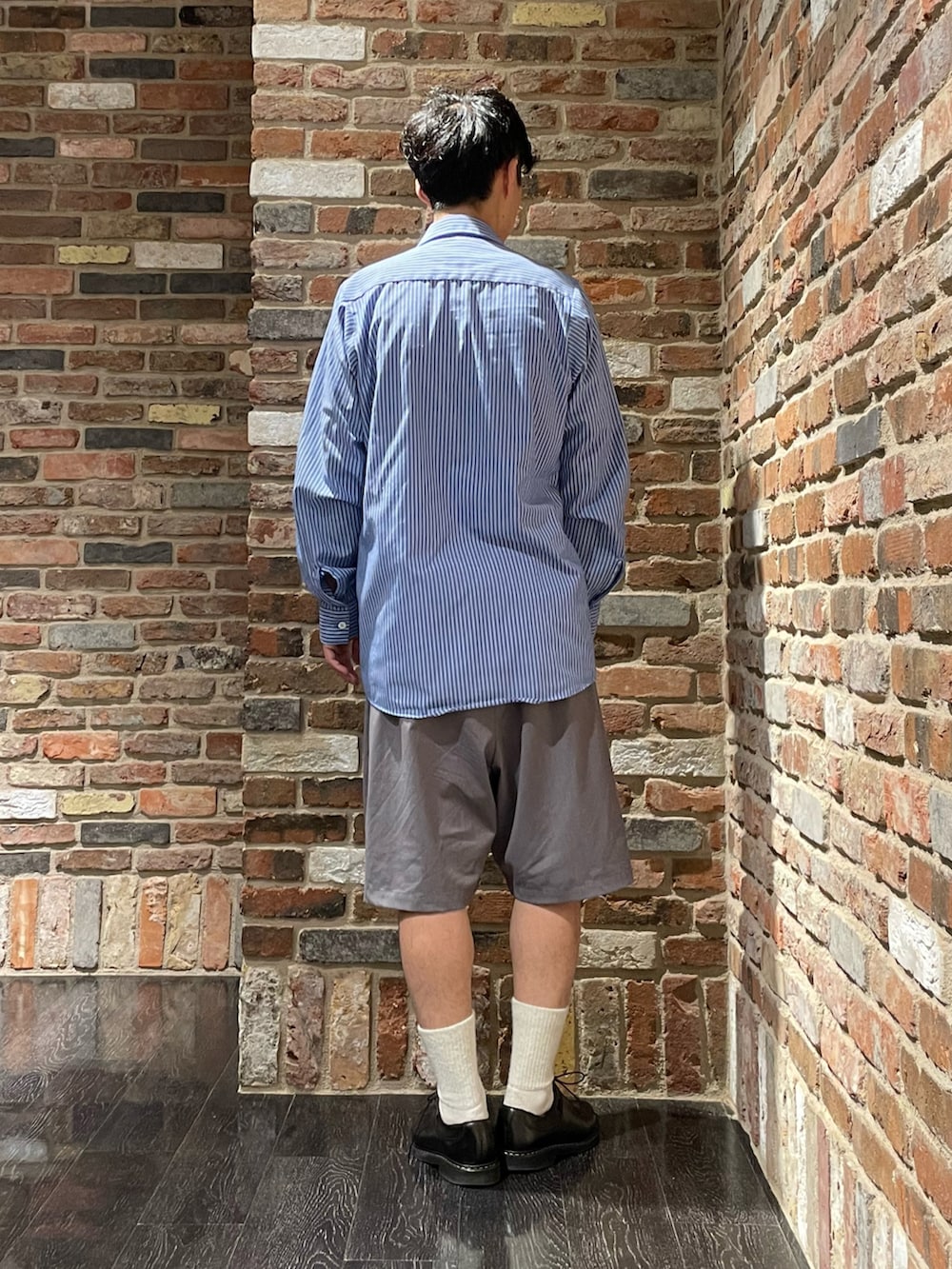 「夏コーデ、休日スタイル、夏、オーバーサイズ、カジュアル、オトナカジュアル、シャツスタイル、ootd、ワイドパンツ、大人カジュアル、ショートパンツ、ストライプ、革靴、ハーフパンツ」｜「RED KAPのアイテム（シャツ/ブラウス、ブルー系）」を使った、Makiさん（メンズ・168cm）の夏コーディネートの3枚目の写真