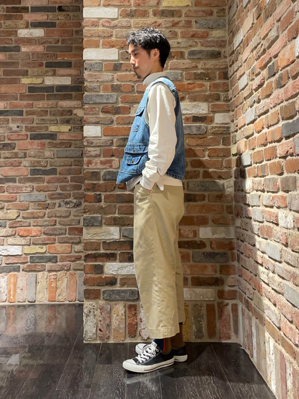 「アツいコーデ全部見せ、シンプルコーデ、オトナカジュアル、大人カジュアル、今日のコーデ、ootd、夏だ！Tシャツ着よう！、デニム、お出かけコーデ、ベスト、コンバース、スニーカー、アメカジ、カジュアル、カジュアルコーデ」｜「VINTAGEのアイテム（ベスト、ブルー系）」を使った、Makiさん（メンズ・168cm）の夏コーディネートの2枚目の写真