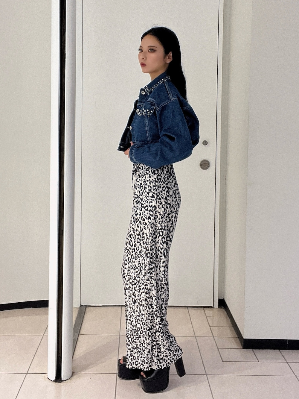 その他のつなぎ/オールインワン、ブラック系のサンダル、ブルー系のデニムジャケットを着用したレディースの春コーディネートの4枚目の写真
