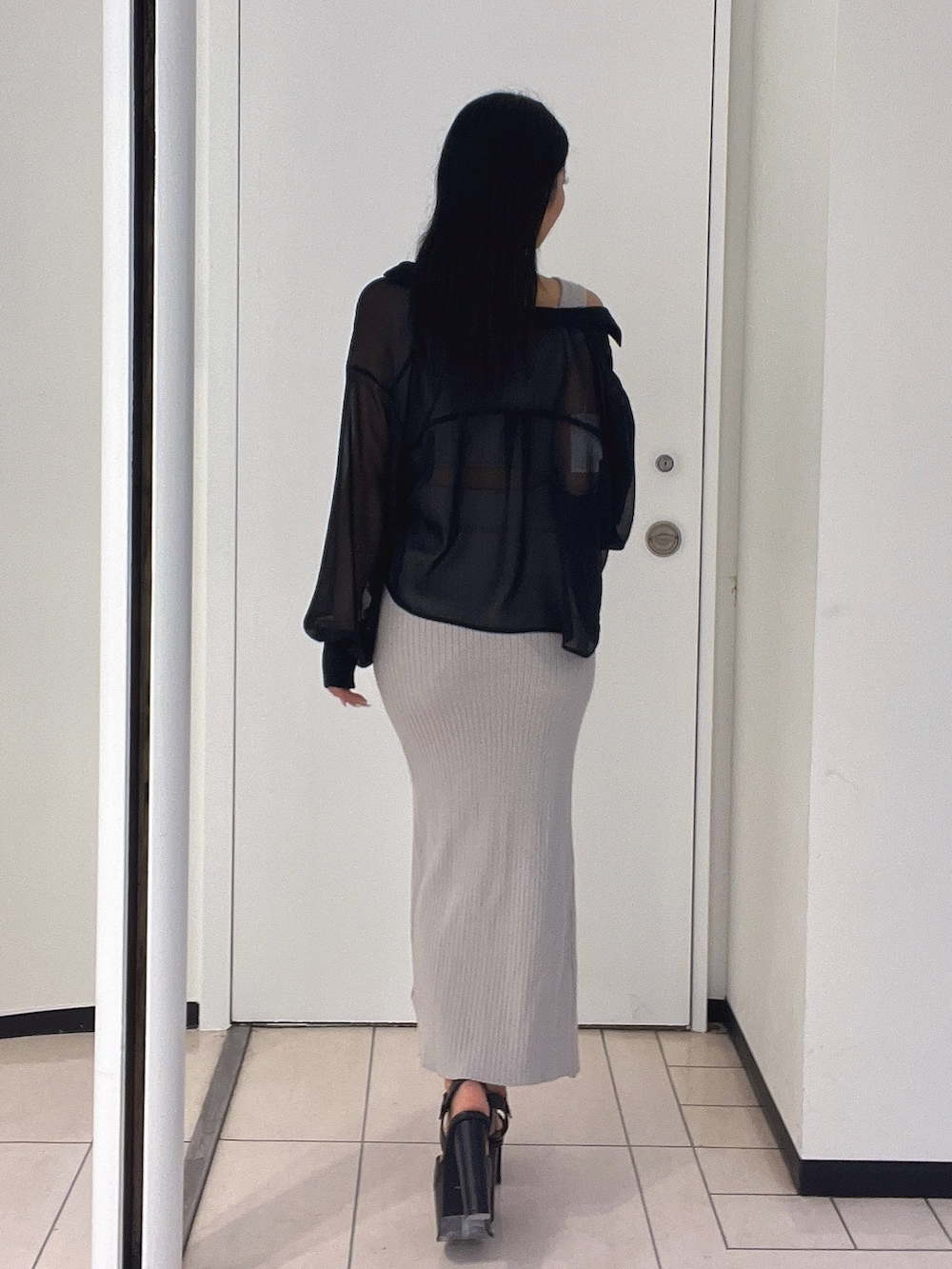 グレー系のワンピース、ブラック系のシャツ/ブラウス、ブラック系のサンダルを着用したレディースの春コーディネートの5枚目の写真