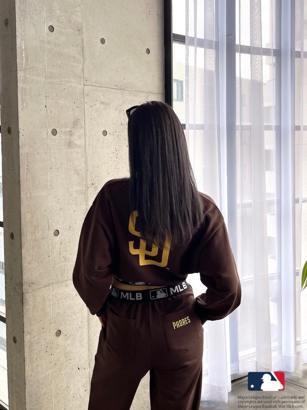 ブラウン系のスウェット、ブラウン系のスウェットパンツ、ホワイト系のパンプスを着用したレディースの春コーディネートの7枚目の写真