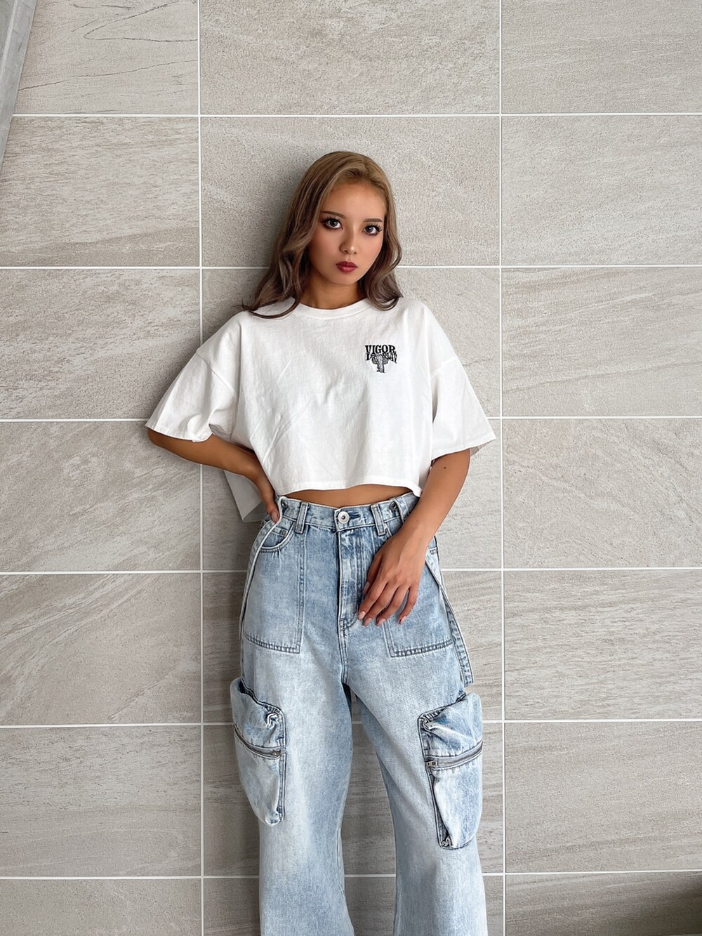 ホワイト系のTシャツ/カットソー、ブルー系のデニムパンツ、ブラック系のブーツを着用したレディースの夏コーディネートの7枚目の写真