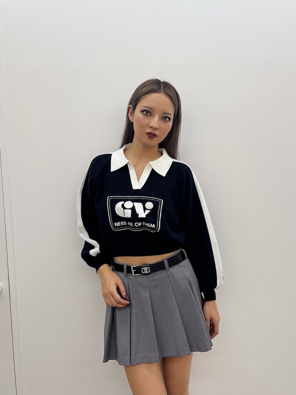 ブラック系のニット/セーター、グレー系のスカート、ブラック系のブーツを着用したレディースの冬コーディネートの4枚目の写真