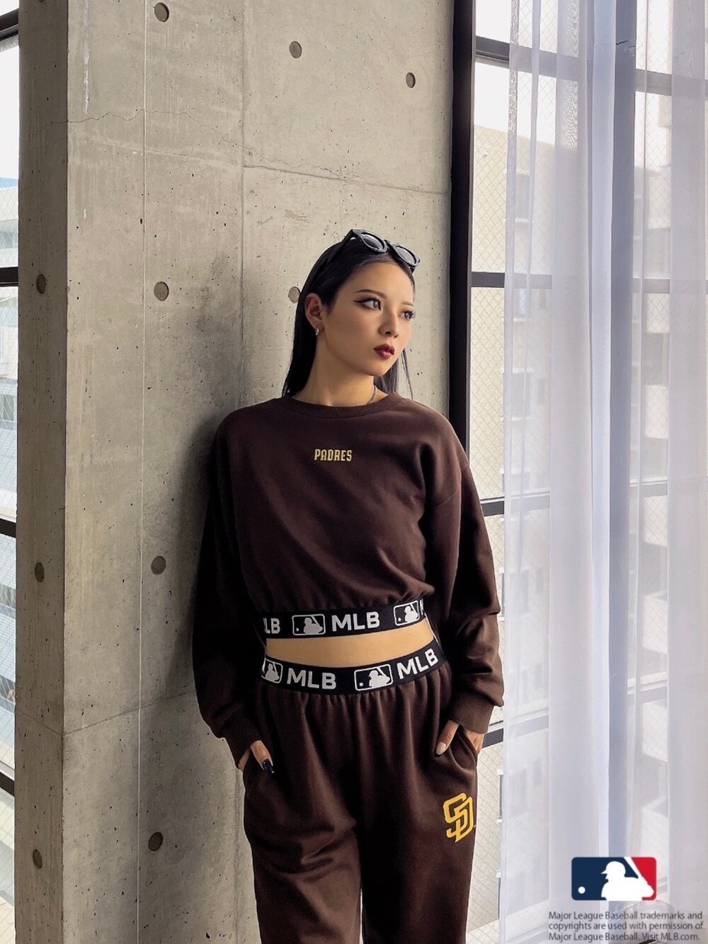 ブラウン系のスウェット、ブラウン系のスウェットパンツ、ホワイト系のパンプスを着用したレディースの春コーディネートの5枚目の写真