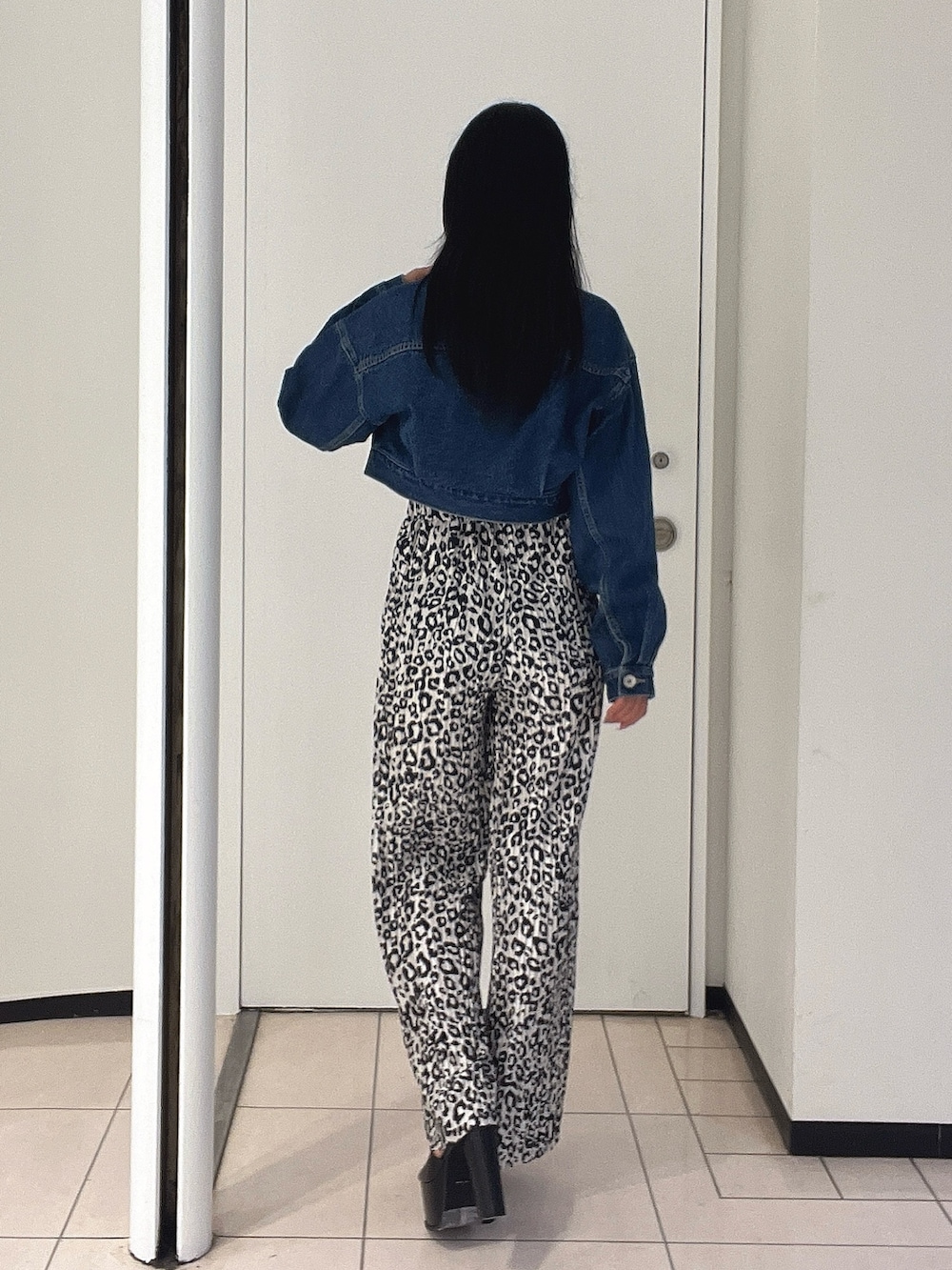 その他のつなぎ/オールインワン、ブラック系のサンダル、ブルー系のデニムジャケットを着用したレディースの春コーディネートの5枚目の写真