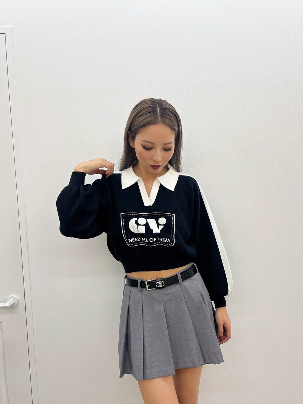 ブラック系のニット/セーター、グレー系のスカート、ブラック系のブーツを着用したレディースの冬コーディネートの5枚目の写真