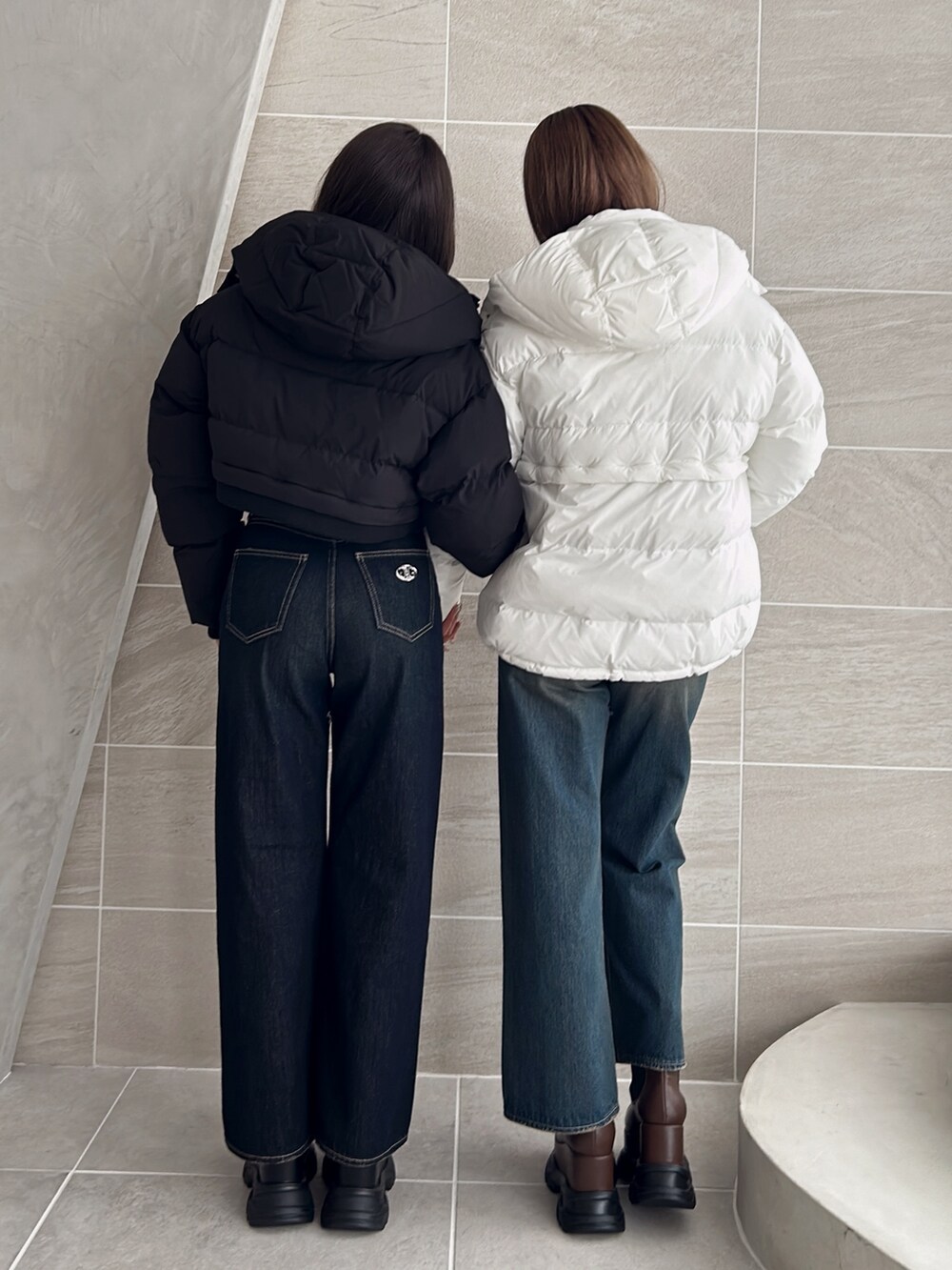 ブラック系のダウンジャケット/コート、ホワイト系のダウンジャケット/コート、その他のニット/セーターを着用したレディースの冬コーディネートの3枚目の写真