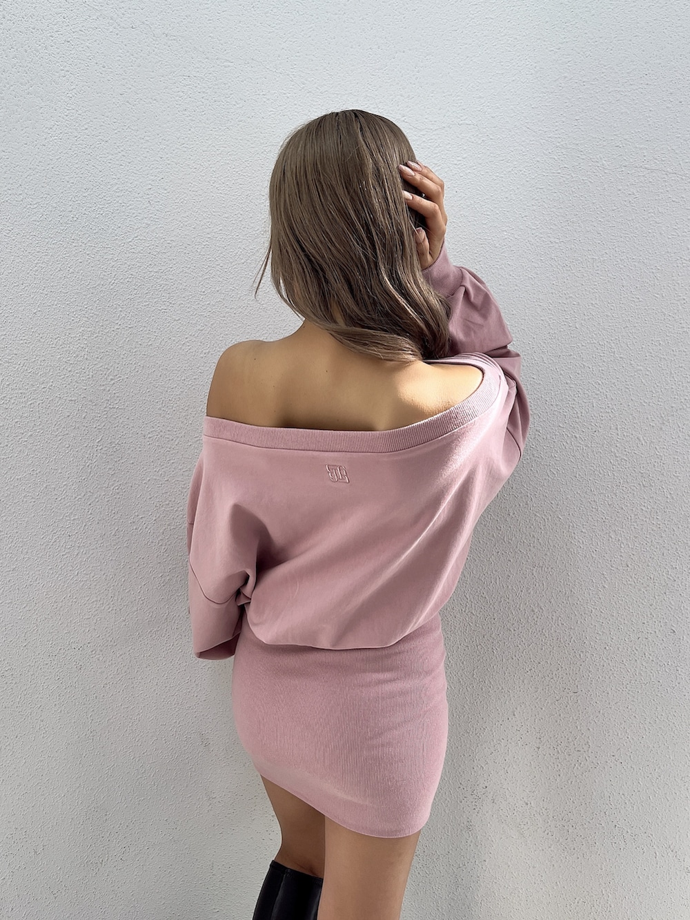 ピンク系のワンピース、ブラック系のブーツを着用したレディースの夏コーディネートの2枚目の写真