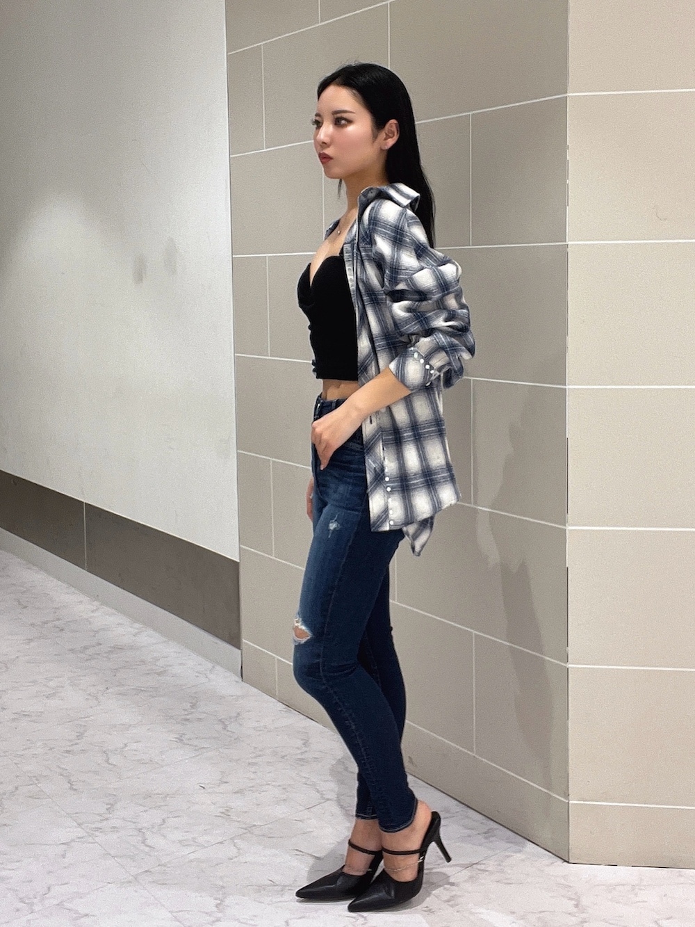 ブラック系のキャミソール、ブルー系のシャツ/ブラウス、ブルー系のデニムパンツを着用したレディースの春コーディネートの4枚目の写真