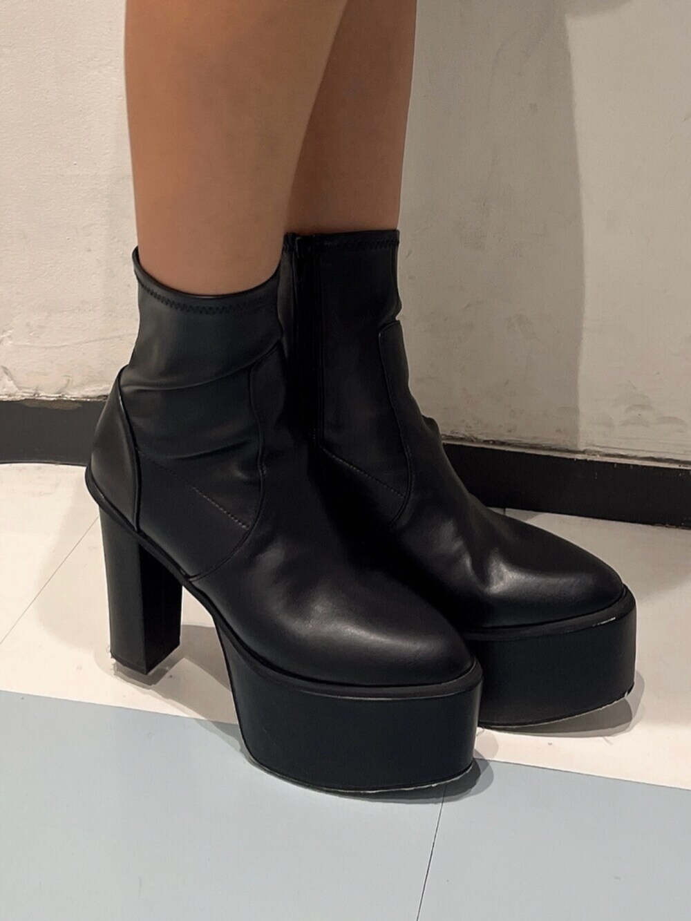 ブラック系のブーツ、ブラック系のハンドバッグ、ブラック系のつなぎ/オールインワンを着用したレディースの秋コーディネートの6枚目の写真