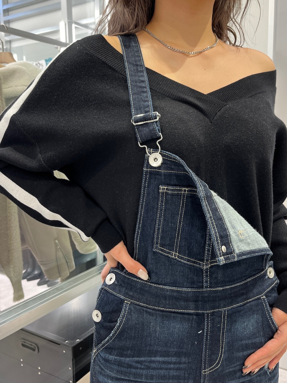 「GYDA、gydastaff、GYDAコーデ、gydaデニム、おでかけコーデ、休日コーデ、大人カジュアル、ラクチンコーデ、大人可愛い、サロペット、ダメージスキニー、カジュアルコーデ」｜「GYDAのVネック2ラインショートニットトップス（ニット/セーター、ブラック系）」を使った、YUKIさん（レディース・165cm）の冬コーディネートの3枚目の写真