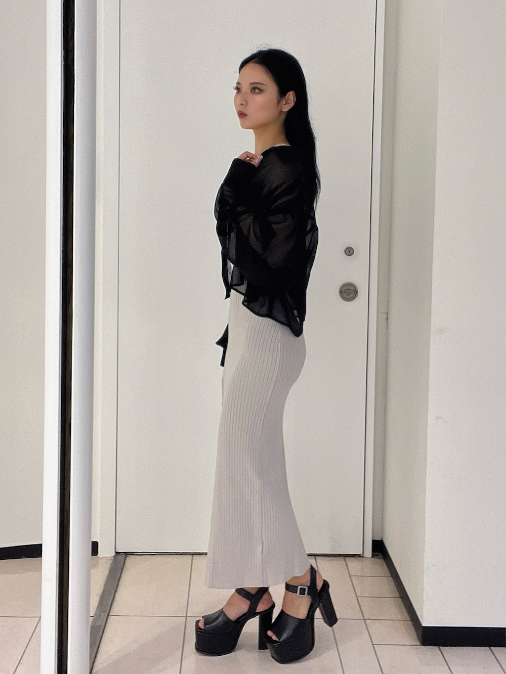 グレー系のワンピース、ブラック系のシャツ/ブラウス、ブラック系のサンダルを着用したレディースの春コーディネートの4枚目の写真