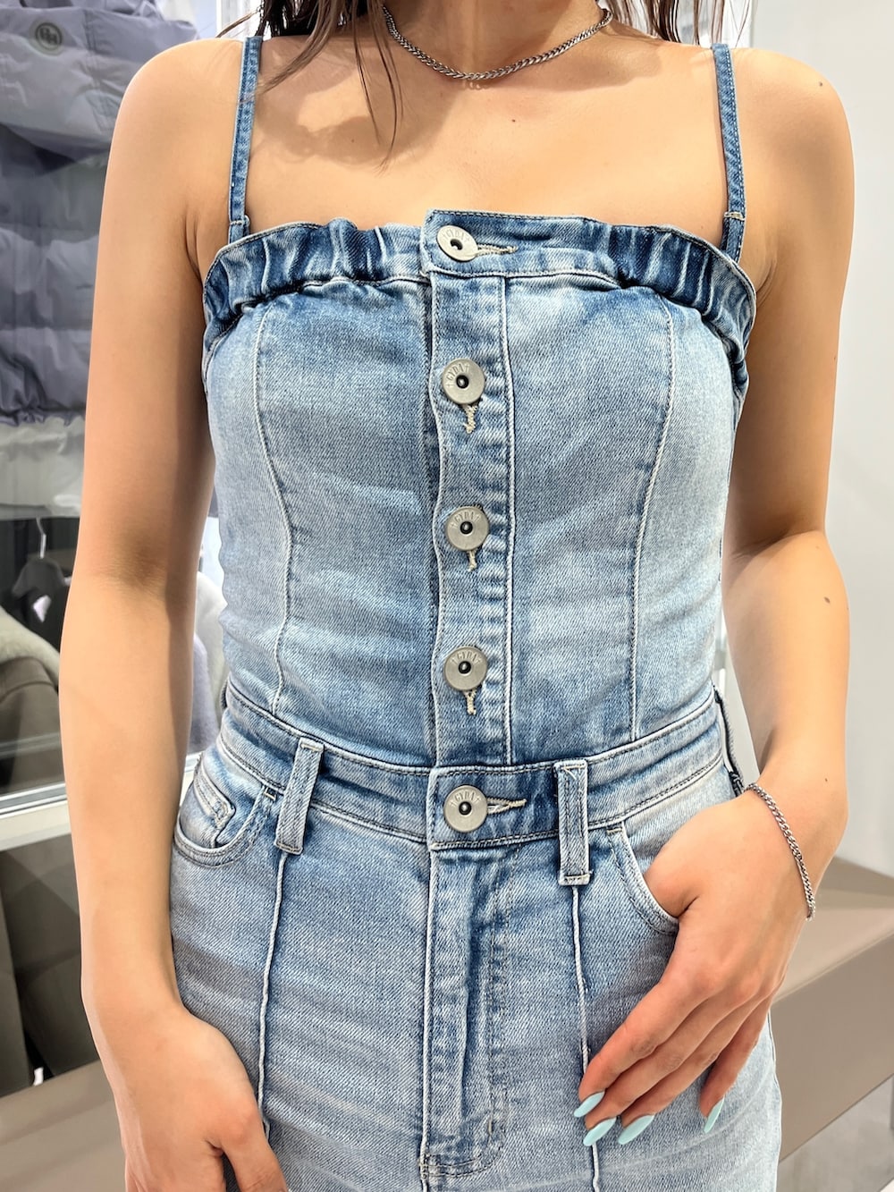 ブルー系のサロペット/オーバーオール、ベージュ系のパンプスを着用したレディースの冬コーディネートの3枚目の写真